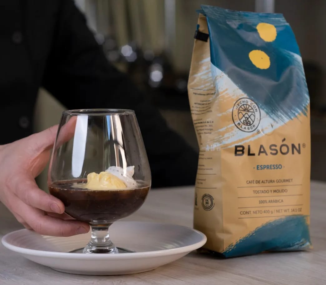 Affogato con tequila macerado con tierra de chocolate