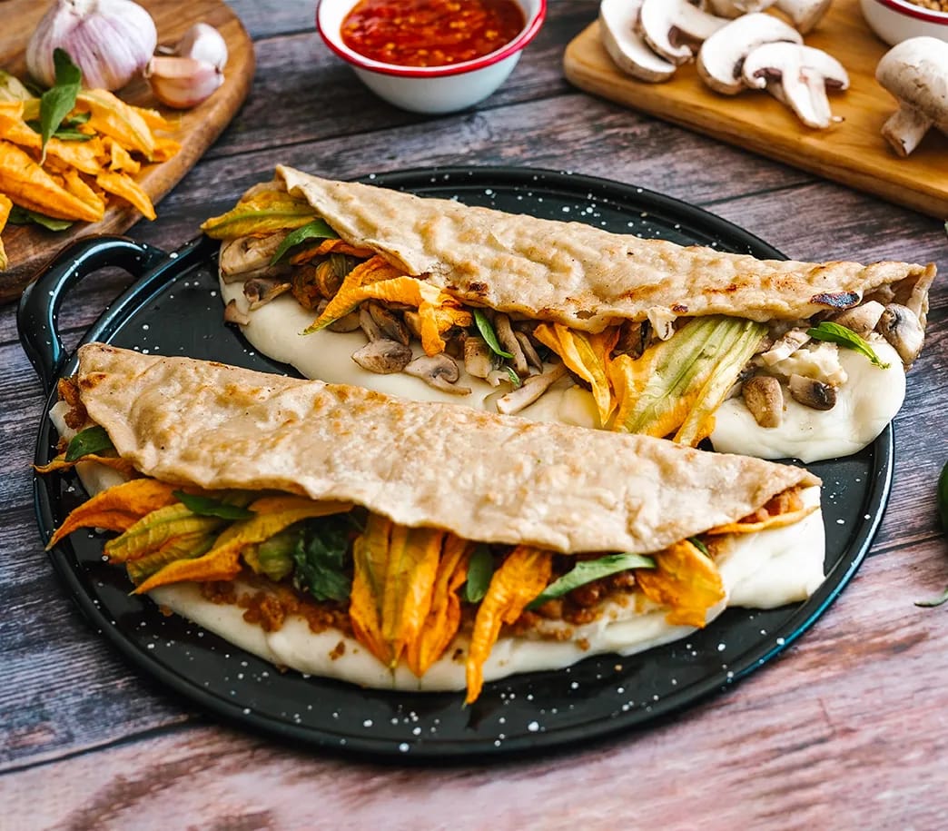 Arroz con chícharos y quesadillas de flor de calabaza